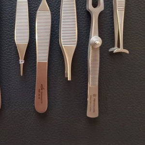 Juego de Pinzas Manuales - Instrumentos Quirúrgicos de Acero Inoxidable Alemán de Alta Calidad, Autoclavables y Reutilizables - Product Image 2