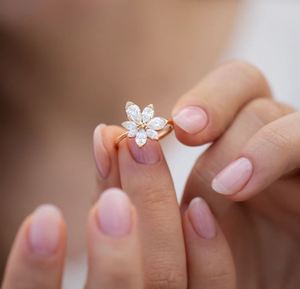 แหวนเพชรเพียร์ทรงดอกไม้ ดีไซน์หรูหรา ทองคำ 14K ประดับเพชรเพาะเลี้ยง IGI แท้ ของขวัญวันครบรอบสำหรับเธอ - Product Image 6