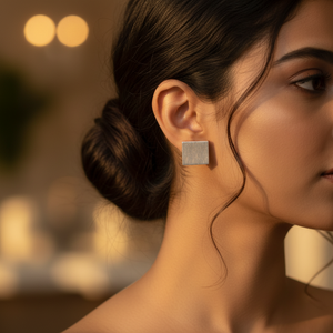 Boucles d'oreilles clous carrées minimalistes pour femmes, tendance et classiques, avec zircon, perle et diamant pour les fêtes - Argent, laiton/cuivre/alliage - Product Image 1