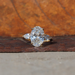 Anillo de compromiso de tres piedras de diamante cultivado en laboratorio de corte ovalado de 4,0 quilates, banda de boda de diamantes CVD de oro, regalo de aniversario para ella - Product Image 6