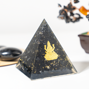 Vente en gros de pyramides Orgone en tourmaline noire Lakshmi avec pointes de cristal pour la méditation, la guérison et la positivité - Product Image 3