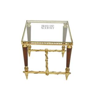 Table d'appoint de luxe à plateau carré en verre avec cadre en laiton doré orné et décorations en forme de vigne complexes pour la décoration de palais - Product Image 1