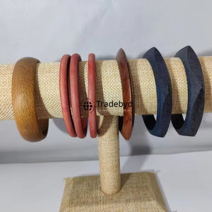 Brazaletes de madera sostenibles de calidad superior para uso diario y regalo unisex de Tradebyd - Product Image 1