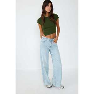 Blusa Corta Informal con Bordado de Piedras, Cuello Redondo, Manga Casquillo, Corte Asimétrico y Logotipo Frontal, 100% Algodón - Product Image 6