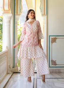 Ensemble Kurti en coton imprimé floral rose pour femmes avec col rond et manches bouffantes, stylé avec Sharara et dupatta assorti - Product Image 3