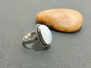 Anillo de cabujón ovalado de piedra lunar arcoíris, joyería de piedras preciosas curativas chapadas en oro o plata esterlina, diseño único y personalizado - Product Image 3