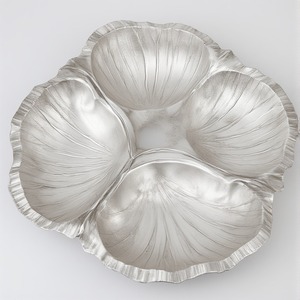 Servidor de frutas secas de aluminio decorativo con tres tazones en forma de hoja conectados en acabado dorado pulido para una cena elegante. - Product Image 5