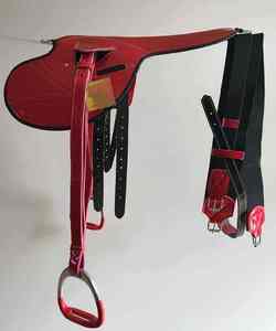 Selle de ranch en cuir durable de haute qualité avec construction robuste à siège profond pour des promenades et des séances d'entraînement confortables - Product Image 1