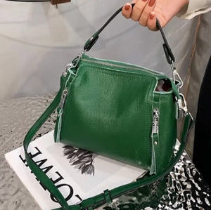 Un charmant sac photo en cuir marron clair avec une poche à rabat avant et deux fermetures éclair supérieures, parfait pour un style fonctionnel. - Product Image 2