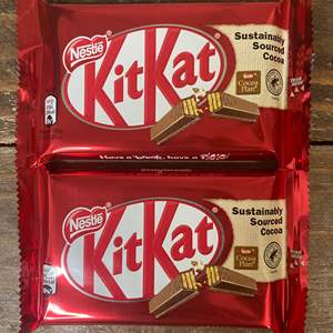 Barre de chocolat Nestlé KitKat, assortiment de 4 saveurs, gaufrettes croustillantes recouvertes de chocolat au lait riche, boîte cadeau pour les amateurs de collations - Product Image 1