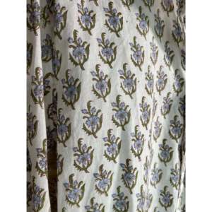 Chemise unisexe 100 % coton imprimée à la main, coupe ajustée, style décontracté et smoking, motif fleurs sauvages - Product Image 3