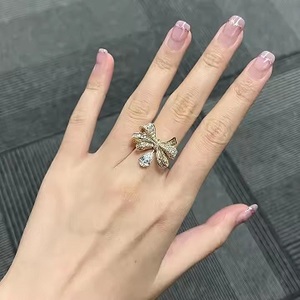 Anillo de diamante cultivado en laboratorio VS1 de corte de pera de 1CT, anillo fino romántico certificado IGI con lazo delicado de oro amarillo de 14K para propuestas de fiesta - Product Image 2