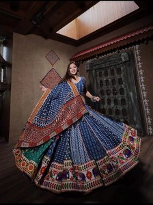 Lanzamiento de un nuevo y moderno lehenga choli festivo de rayón y algodón con gran vuelo y elegante trabajo en relieve. - Product Image 4