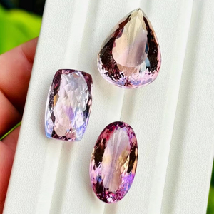Pierre précieuse Amétrine naturelle à facettes en forme de poire, de la marque Mehrajudin Gems, pour la création de bijoux, avec jeu de couleurs (teintes rose/violet/bleu), en vrac - Product Image 1