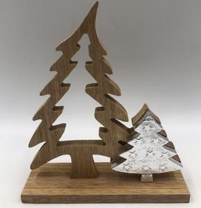 Centre de table de Noël en bois élégant avec des bougies dorées et un feuillage saisonnier givré - Product Image 4