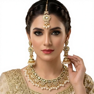 Conjunto de Collar y Pendientes de Oro de 18K con Incrustaciones de Kundan Estilo Indo Occidental, Joyería de Lujo para Novias, Compromisos y Bodas - Product Image 1