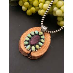 Colgante de Plata de Ley Hecho a Mano por Artesanos Navajo con Incrustaciones de Piedras Múltiples, Destacando una Turquesa Engastada en Bisel como Piedra Principal - Product Image 3