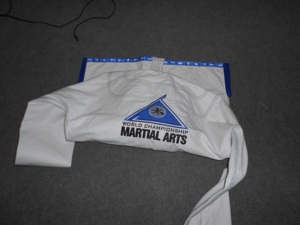 Jiu Jitsu GI สีฟ้าราชวงศ์พร้อมเข็มขัดสีขาว Jiu ศิลปะการต่อสู้แบบกำหนดเองสวมใส่สำหรับยูโดที่มีโลโก้แบรนด์ของคุณ - Product Image 4