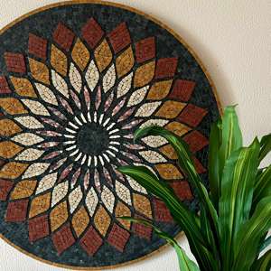 Arte Mural Redondo Personalizable Hecho a Mano con Mandala Aurora, Diseño Abstracto en Estilo Art Deco de Piedra, Colores Vibrantes para Colgar - Product Image 2