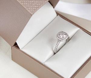 Anillo de compromiso de Halo doble de moissanita de corte redondo de 7mm | Solitario de banda pavimentada | OEM de oro plateado personalizado de joyería fina - Product Image 3