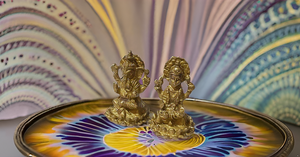 Sculpture religieuse indienne de conception moderne fabriquée à la main Ganesh et Laxmi assis sur une statue en laiton de lotus pour Diwali et les mariages - Product Image 5