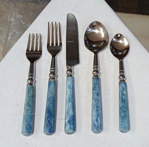 Juego de cubiertos populares de acero inoxidable con mango de hueso azul cielo Acabado en plata Juegos de cubiertos de vajilla para el hogar y la boda - Product Image 5