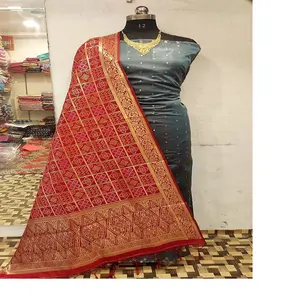 定制鲜红色锦缎真丝围巾手工编织，带金色边框，是女性服装设计师的理想选择