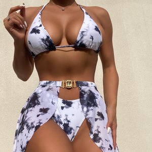 Bikini de tres piezas para mujer con estampado tie-dye, falda, cuello halter, cinturón decorativo, transpirable, con logo impreso digitalmente en la cintura. - Product Image 1