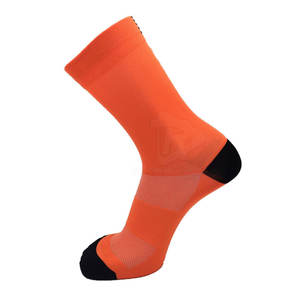 Chaussettes de sport personnalisées OEM de la meilleure qualité Chaussettes de sport confortables avec logo personnalisé Motif imprimé de couleurs contrastées - Product Image 3