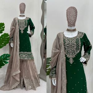 Magnifique salwar kameez traditionnel pour femmes en tissu faux georgette avec travail de séquence de broderie intérieure, perles et occasions de fête - Product Image 1