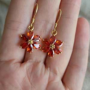 Boucles d'oreilles à crochet en forme de fleur rouge ambre, rubis rouge naturel, argent sterling plaqué or 18 carats, coupe poire, style vintage victorien - Product Image 2