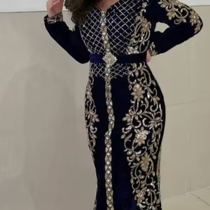 NUEVO ELEGANTE BORDADO ZARI TRABAJO EN VESTIDO CAFTÁN DE TERCIOPELO AZUL MARINO CON CUENTAS DE CRISTAL EMBELLECIDAS, PIEDRA, TRABAJO DABKA @ 2024 - Product Image 1
