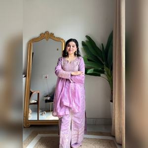 Ensemble ethnique chic en organza multicolore avec des détails de travail en resham et un dupatta en organza fantaisie, collection 2025 - Product Image 5