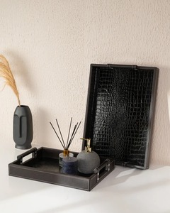 Bandeja de Servicio Decorativa de Metal Ecológica Hecha a Mano de Belleza Refinada para Cocinas, Áreas de Estar, Resorts - Versátil para el Hogar y Restaurantes - Product Image 1