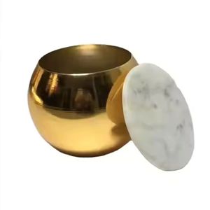 Velas de cera de soja de calidad superior en soportes redondos de latón con acabado antiguo al por mayor, tarros decorativos para velas hechos en la India - Product Image 1