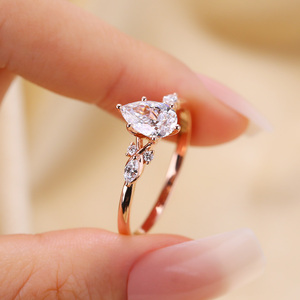Bague de fiançailles Moissanite 11x7mm coupe poire | Accents latéraux de feuille vintage | OEM de bijoux fins de mariage de mariée en or ou en argent - Product Image 5