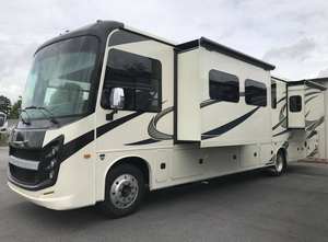 รถ SUV ครอบครัวราคาประหยัด ปี 2021 รุ่น XL 36C มาตรฐานไอเสียยูโร 4 รองรับผู้โดยสาร 4-6 คน สีขาว เครื่องยนต์ 4.5 ลิตร เกียร์อัตโนมัติ หลังคาพาโนรามา - Product Image 4