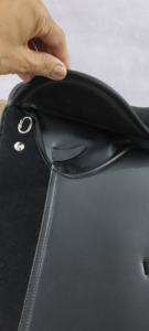 Selle synthétique Endurance avec genouillère souple et rabat de conception avancée Selle d'équitation anglaise polyvalente avec panneaux floqués en laine - Product Image 2