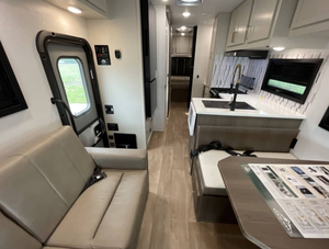 2025 2024 2026 E-a-s-t To W-e-s-t C-o-l-l-e-g-e A-v-e-n-u-e 2951O-K Rvs Autocaravanas, Motorhomes y Remolques de Viaje - Product Image 3