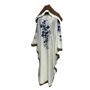 Robe longue Farasha en crêpe de satin brodée classique et élégante, faite à la main, col haut, abaya pour femmes, pour les fêtes - Product Image 2