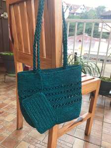 Sac à main en raphia de Madagascar avec poignées à pompons, petit sac seau pour femme, pochette mignonne à fermeture ouverte - Product Image 4