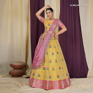 ชุดเลเฮนกาโชลีผ้าไหมเนื้อพรีเมียม พร้อมงานปักลายดอกไม้ประณีต ผ้าคลุมไหล่แบบพันต่างสี และลุคสง่างามสำหรับงานเทศกาล - Product Image 4