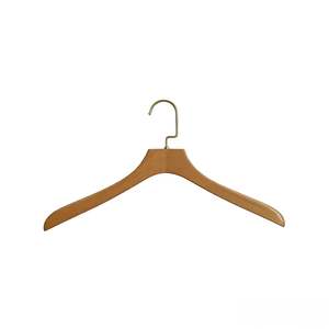 Cintres en bois de hêtre FSC écologiques de qualité supérieure, finition naturelle brillante avec quincaillerie dorée pour l'affichage de vêtements de luxe en <span class=keywords><strong>magasin</strong></span> - Product Image 1