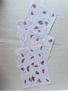 Sobres de papel hechos a mano de trapo de algodón con borde Deckle con pétalo de flor de caléndula ideal para papelería de boda y diseñador de invitaciones - Product Image 2