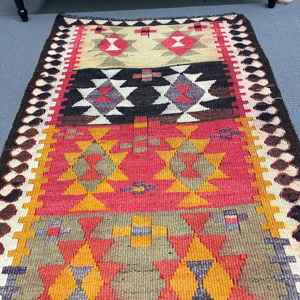 Alfombra de 2.7x9.4 pies, Alfombra Turca Vintage, Alfombra Roja con Diseño Floral - Product Image 3