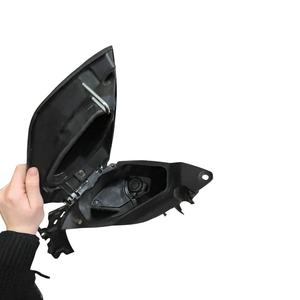 XMAX 300 2017 Boîte de rangement supérieure gauche d'origine Yamaha B74F838L0100 en ABS et alliage pour bagages et motos - Product Image 2