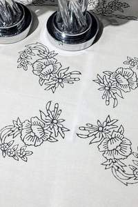 Elegante mantel cuadrado de lino y algodón natural estampado a mano de 155x155 cm de 61 "x 61" para mesas de comedor de marca de hoteles - Product Image 2