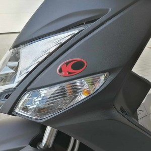 2 Pezzi Adesivi in Resina Gel 3D Nero-Rosso Compatibili con Scooter Kymco Xciting, Nuovi Adesivi per Moto - Product Image 1