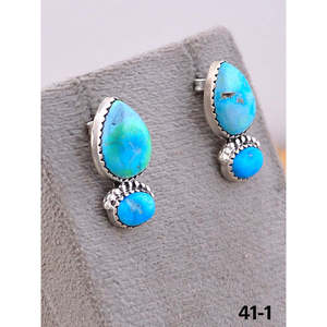 Boucles d'oreilles pendantes faites à la main en turquoise blanche et argent sterling, forme goutte d'eau avec sertissage clos - Product Image 3