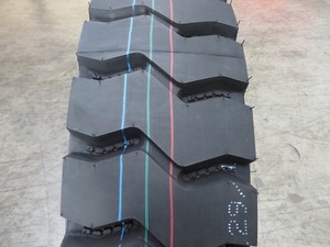 Pneu de traction lourde 295/75R22.5 offrant une adhérence profonde, une gestion stable de la charge et des performances fiables pour les transports lourds - Product Image 3